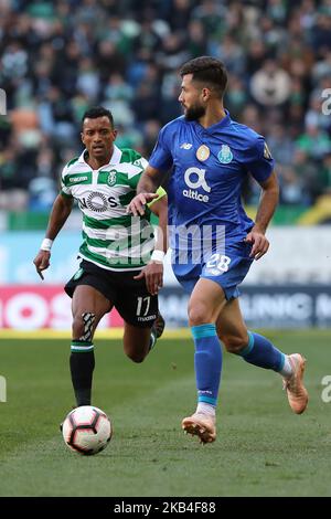 Felipe vit le défenseur brésilien de Porto avec Nani du Portugal (L) pendant le match de football de la Ligue portugaise Sporting CP vs FC Porto au stade Alvadade de Lisbonne sur 12 janvier 2019. ( Photo par Pedro Fiúza/NurPhoto) Banque D'Images