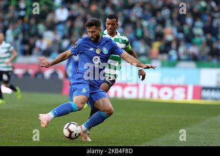 Le défenseur brésilien de Porto Felipe vit avec l'avant de Sporting Nani du Portugal (R ) pendant le match de football de la Ligue portugaise Sporting CP vs FC Porto au stade Alvadade à Lisbonne sur 12 janvier 2019. ( Photo par Pedro Fiúza/NurPhoto) Banque D'Images