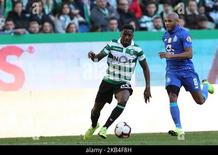 Abdoulay Diaby, un joueur du Mali, vit avec Yacine Brahimi (R), un joueur algérien de Porto, lors du match de football de la Ligue portugaise, Sporting CP vs FC Porto au stade Alvadade de Lisbonne sur 12 janvier 2019. ( Photo par Pedro Fiúza/NurPhoto) Banque D'Images