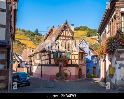 Niedermorschwihr, France - 11 octobre 2022: Maison historique traditionnelle à Alscace avec structure en bois à colombages Banque D'Images