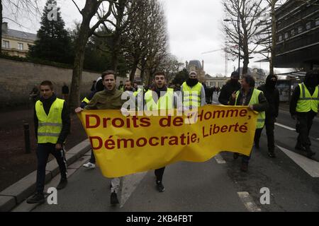 Une marche de protestation des membres de Yellow Vest devant le bâtiment du Maire à Caen, Normandie, France, le 12 janvier 2019. Le mouvement des gilets jaunes (gilets jaunes) a organisé des manifestations pendant neuf semaines consécutives contre le coût élevé de la vie, les réformes fiscales gouvernementales et pour une plus grande « justice sociale et économique ». (Photo par Ibrahim Ezzat/NurPhoto) Banque D'Images