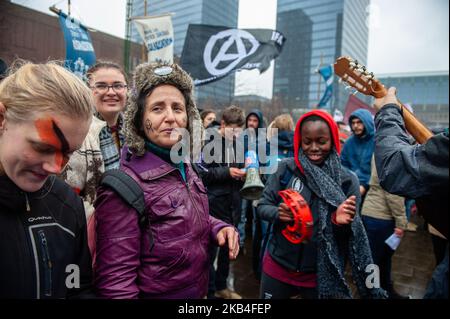 12 janvier, Bruxelles. Environ 2500 personnes ont pris les rues de Bruxelles pour protester contre les politiques anti-migratoires du gouvernement du Premier ministre Charles Michel, du ministre de l'intérieur Jan Jambon et de l'ancien secrétaire d'État à l'asile Theo Francken. Avec cette manifestation, ils exigent des condamnations systématiques de violences racistes, patriarcales et policières, la fin des opérations de police pour arrêter les migrants dans les lieux publics ou privés, la régularisation de tous les sans-papiers et l'ouverture de couloirs humanitaires pour tous les migrants arrivant en Belgique. (Photo par Romy Arroyo Fernandez/NurPhoto) Banque D'Images