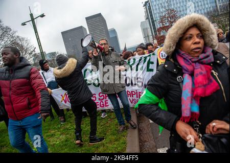 12 janvier, Bruxelles. Environ 2500 personnes ont pris les rues de Bruxelles pour protester contre les politiques anti-migratoires du gouvernement du Premier ministre Charles Michel, du ministre de l'intérieur Jan Jambon et de l'ancien secrétaire d'État à l'asile Theo Francken. Avec cette manifestation, ils exigent des condamnations systématiques de violences racistes, patriarcales et policières, la fin des opérations de police pour arrêter les migrants dans les lieux publics ou privés, la régularisation de tous les sans-papiers et l'ouverture de couloirs humanitaires pour tous les migrants arrivant en Belgique. (Photo par Romy Arroyo Fernandez/NurPhoto) Banque D'Images