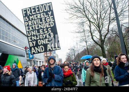 12 janvier, Bruxelles. Environ 2500 personnes ont pris les rues de Bruxelles pour protester contre les politiques anti-migratoires du gouvernement du Premier ministre Charles Michel, du ministre de l'intérieur Jan Jambon et de l'ancien secrétaire d'État à l'asile Theo Francken. Avec cette manifestation, ils exigent des condamnations systématiques de violences racistes, patriarcales et policières, la fin des opérations de police pour arrêter les migrants dans les lieux publics ou privés, la régularisation de tous les sans-papiers et l'ouverture de couloirs humanitaires pour tous les migrants arrivant en Belgique. (Photo par Romy Arroyo Fernandez/NurPhoto) Banque D'Images