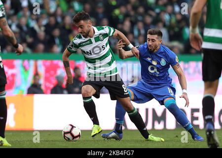 Bruno Fernandes, milieu de terrain du sport, du Portugal, vit avec Hector Herrera, le milieu de terrain mexicain de Porto, lors du match de football de la Ligue portugaise Sporting CP vs FC Porto au stade Alvadade de Lisbonne sur 12 janvier 2019. ( Photo par Pedro Fiúza/NurPhoto) Banque D'Images