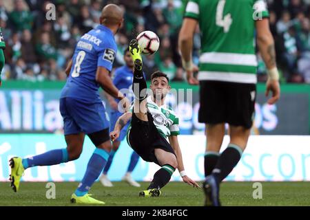 Bruno Fernandes, milieu de terrain du sport, en action pendant le match de football de la Ligue portugaise Sporting CP vs FC Porto au stade Alvadade de Lisbonne sur 12 janvier 2019. ( Photo par Pedro Fiúza/NurPhoto) Banque D'Images