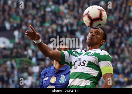 Nani du Portugal (R ) vit avec Jesus Corona, l'avant-poste mexicain de Porto lors du match de football de la Ligue portugaise Sporting CP vs FC Porto au stade Alvadade de Lisbonne sur 12 janvier 2019. ( Photo par Pedro Fiúza/NurPhoto) Banque D'Images