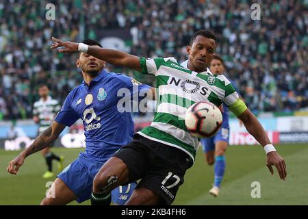 Nani du Portugal (R ) vit avec Jesus Corona, l'avant-poste mexicain de Porto lors du match de football de la Ligue portugaise Sporting CP vs FC Porto au stade Alvadade de Lisbonne sur 12 janvier 2019. ( Photo par Pedro Fiúza/NurPhoto) Banque D'Images