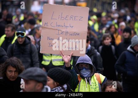 Une veste jaune contient une lecture en carton « Free Christophe Dettinger ». Christophe Dettinger est un boxeur qui a cachonné un policier anti-émeute et qui est en prison. Pour la loi 9 du mouvement de la Vest jaune, plus de dix milliers de personnes sont descendues dans la rue. A ses débuts sur 17 novembre, les vêtes jaunes ont commencé par une protestation contre la hausse des taxes sur les produits pétroliers. Ils demandent plus de démocratie et le RIC (référendum initié par les citoyens). La hausse des impôts a été le détonateur de leur colère contre le président français Macron et son gouvernement et de leur demande de démission. Toulouse. France. Janua Banque D'Images