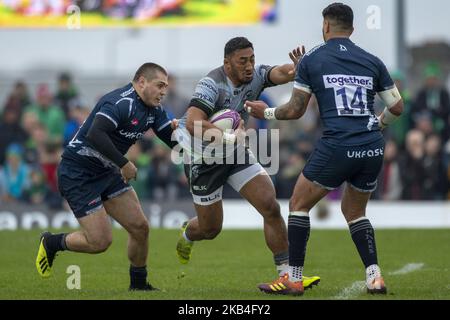 Bundee Aki de Connacht affrontée par James O'Connor et Denny Solomona de sale lors du match de la coupe du défi européen de rugby entre Connacht Rugby et sale Sharks au Sportsground de Galway, Irlande sur 12 janvier 2019 (photo par Andrew Surma/NurPhoto) Banque D'Images