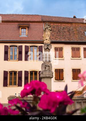 Rouffach, France - 11 octobre 2022 : sculpture médiévale avec une statue de Marie avec Jésus à Rouffach, Alsace, France Banque D'Images