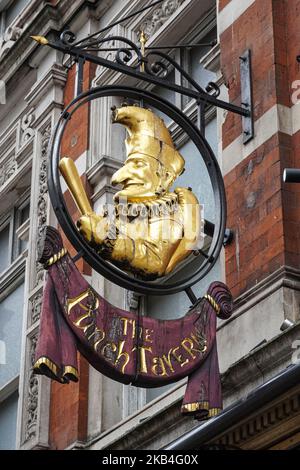 The Punch Tavern pub sur Fleet Street, Holborn, Londres Angleterre Royaume-Uni Banque D'Images