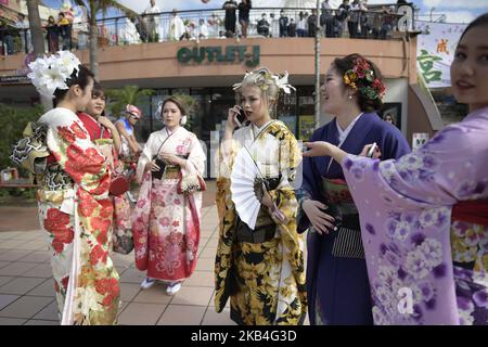 Les nouveaux adultes d'Okinawan portant des kimonos célèbrent la célébration du jour de l'âge à Chatan, ville d'Okinawa, Japon sur 13 janvier 2019. La prochaine journée de l'âge est le jour de la fête des jeunes qui ont atteint l'âge de 20 ans, l'âge de l'âge adulte au Japon, quand ils sont légalement autorisés à fumer, boire de l'alcool et voter légalement. (Photo de Richard Atrero de Guzman/Nur photo ) Banque D'Images