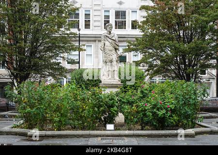 Statue de George II à Golden Square, Soho, Londres Royaume-Uni Banque D'Images