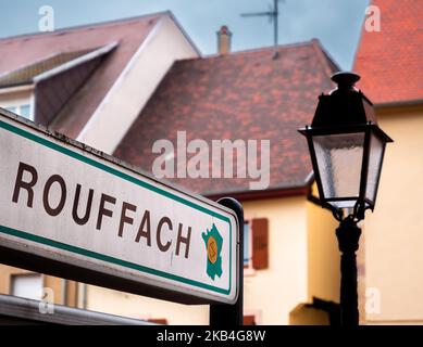 Rouffach, France - 11 octobre 2022 : Rouffach est une ville médiévale le long de la route des vins du sud de l'Alsace. Banque D'Images