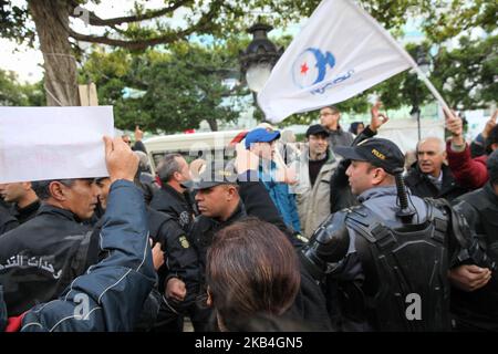 Les gens s'opposent aux partisans du parti islamiste tunisien Ennahda lors des célébrations du jour de la Révolution, anniversaire de la fin de l'année du renversement du président du dictateur tunisien Zine el-Abidine Ben Ali, qui s'est tenu sur l'avenue Habib Bourguiba à Tunis, sur 14 janvier 2019, il y a 23 ans. (Photo de Chedly Ben Ibrahim/NurPhoto) Banque D'Images