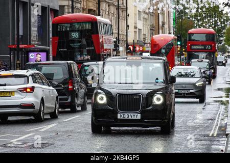 Circulation sur Oxford Street à Londres, Angleterre Royaume-Uni Banque D'Images