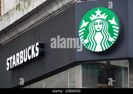 Un café Starbucks à Londres au Royaume-Uni Banque D'Images