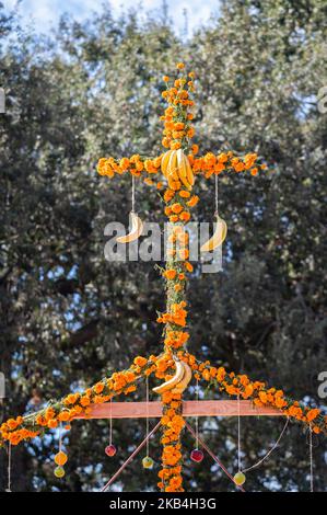 Photo de croix décorée avec des marigolds orange et des bananes pour un festival Dia de los Muertos (jour des morts). Banque D'Images