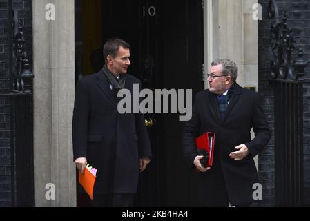 Jeremy Hunt (L), secrétaire aux Affaires étrangères du Royaume-Uni, et David Mundell, secrétaire écossais du Royaume-Uni, partent à la suite d'une réunion hebdomadaire des ministres au numéro 10 Downing Street à Londres, au Royaume-Uni, le mardi 15 janvier 2019. Royaume-Uni (photo d'Alberto Pezzali/NurPhoto) Banque D'Images