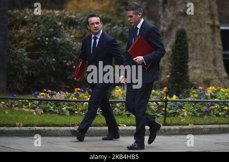 Le secrétaire britannique à la Défense, Gavin Williamson (R), et le secrétaire gallois, Alun Cairns, arrivent pour la réunion hebdomadaire du cabinet au 10 Downing Street à Londres sur 15 janvier 2019. Le Parlement doit enfin voter aujourd'hui pour décider s'il doit soutenir ou voter contre l'accord conclu entre le gouvernement du premier ministre Theresa May et l'Union européenne. (Photo par Alberto Pezzali/NurPhoto) Banque D'Images