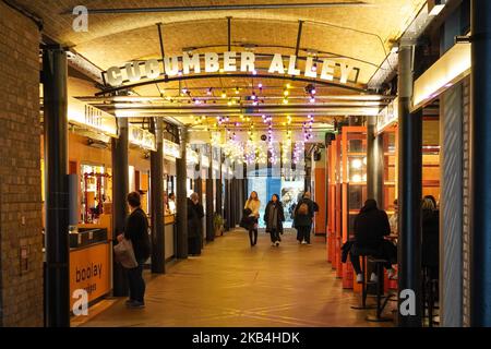 Cucumber Alley Food court à Thomas Neals Centre, Londres Angleterre Royaume-Uni Banque D'Images