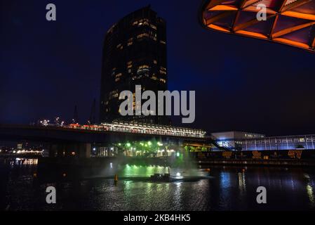 L'installation de lumières est vue dans le quartier financier de Canary Wharf dans le cadre du festival des lumières d'hiver, Londres on 15 janvier 2019. Les sculptures et les installations sont les créations de certains artistes qui présentent des travaux sous différentes formes de technologie de la lumière. Des artistes du monde entier présentent des installations interactives, artistiques ou visuelles. (Photo par Alberto Pezzali/NurPhoto) Banque D'Images