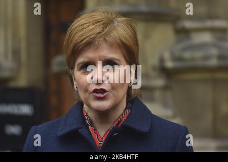 Le Premier ministre écossais et chef du Parti national écossais (SNP), Nicola Sturgeon, s'adresse à des membres des médias à l'extérieur des chambres du Parlement, dans le centre de Londres, au Royaume-Uni, sur 16 janvier 2019. La première ministre Theresa May a été laissée « écrasée » et « humiliée », ont déclaré aujourd'hui les journaux britanniques, alors qu'ils se sont raréfiés aux retombées du rejet énorme par le Parlement de son accord de divorce avec l'UE. (Photo par Alberto Pezzali/NurPhoto) Banque D'Images