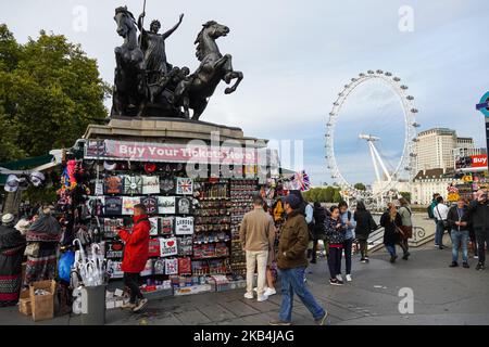 Touristes à côté de Boadicea et ses filles sculpture sur le pont de Westminster, Londres Angleterre Royaume-Uni Banque D'Images