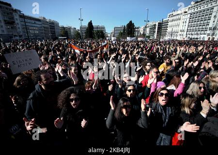 Les enseignants des écoles grecques protestent devant le Parlement grec à Athènes, en Grèce, sur 17 janvier 2019. Les enseignants et les étudiants protestent contre les plans du gouvernement visant à modifier les procédures d'embauche et à exiger des nominations permanentes dans les écoles publiques. (Photo de Giorgos Georgiou/NurPhoto) Banque D'Images