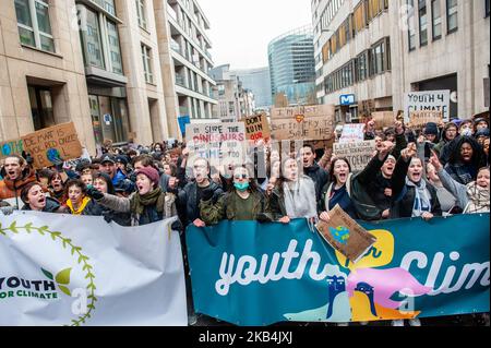 17 janvier, Bruxelles. Un appel a été lancé chaque jeudi aux étudiants pour qu'ils ne suivent pas l'école afin de protester à Bruxelles pour une meilleure politique climatique. La semaine dernière, 3 000 élèves des écoles de Flandre ont pris du temps pour venir à Bruxelles pour démontrer leur frustration face au manque d'action des gouvernements régional et fédéral. Cette fois-ci, encore plus d'étudiants se sont rassemblés autour de la gare centrale de Bruxelles. Les manifestations sont organisées par la jeune Anuna de Wever, âgée de dix-sept ans, qui prévoit de manifester pour le climat chaque jeudi et de protester contre la politique environnementale laxiste du polit Banque D'Images