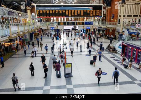 Passagers au hall principal de la gare de Liverpool Street, Londres, Angleterre, Royaume-Uni, Royaume-Uni Banque D'Images