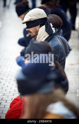 Yellow Vests et une compagnie de théâtre ont joué sur la violence policière et des personnes injuriées par la police pendant les 10 semaines de protestations du mouvement Yellow Vests en France. Plusieurs dizaines de personnes ont perdu un oeil ou un membre en raison de l'utilisation de Flashball (LBD40) et de grenades de balle de piqûre. Ils voulaient sensibiliser la police aux moyens de contrôler les foules avec des témoignages de la Ligue des droits de l'homme, des avocats, des manifestants de Yellow Vest. Toulouse. France. 18 janvier 2018. (Photo d'Alain Pitton/NurPhoto) Banque D'Images