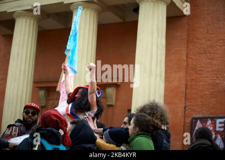 Une femme représentant Marianne (c'est-à-dire un symbole de la République française) lève son poing et un drapeau français. Yellow Vests et une compagnie de théâtre ont joué sur la violence policière et des personnes injuriées par la police pendant les 10 semaines de protestations du mouvement Yellow Vests en France. Plusieurs dizaines de personnes ont perdu un oeil ou un membre en raison de l'utilisation de Flashball (LBD40) et de grenades de balle de piqûre. Ils voulaient sensibiliser la police aux moyens de contrôler les foules avec des témoignages de la Ligue des droits de l'homme, des avocats, des manifestants de Yellow Vest. Toulouse. France. 18 janvier 2018. (Photo d'Alain Pitton/NurPho Banque D'Images