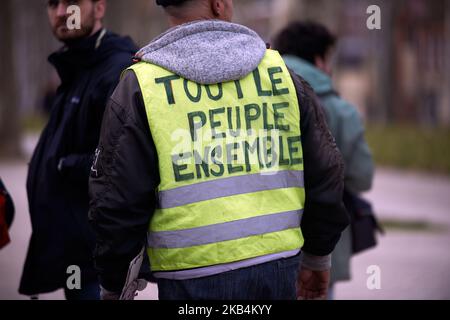 Une veste jaune a écrit sur son dos « All People united ». Yellow Vests et une compagnie de théâtre ont joué sur la violence policière et des personnes injuriées par la police pendant les 10 semaines de protestations du mouvement Yellow Vests en France. Plusieurs dizaines de personnes ont perdu un oeil ou un membre en raison de l'utilisation de Flashball (LBD40) et de grenades de balle de piqûre. Ils voulaient sensibiliser la police aux moyens de contrôler les foules avec des témoignages de la Ligue des droits de l'homme, des avocats, des manifestants de Yellow Vest. Toulouse. France. 18 janvier 2018. (Photo d'Alain Pitton/NurPhoto) Banque D'Images