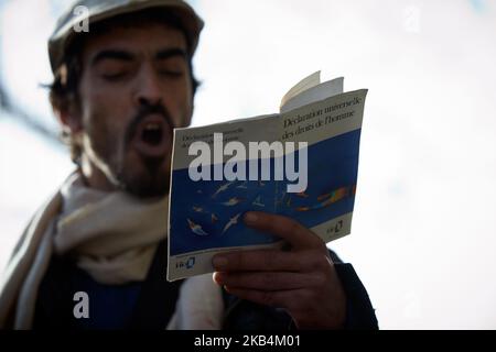 Un homme lit la Déclaration universelle des droits de l'homme. Yellow Vests et une compagnie de théâtre ont joué sur la violence policière et des personnes injuriées par la police pendant les 10 semaines de protestations du mouvement Yellow Vests en France. Plusieurs dizaines de personnes ont perdu un oeil ou un membre en raison de l'utilisation de Flashball (LBD40) et de grenades de balle de piqûre. Ils voulaient sensibiliser la police aux moyens de contrôler les foules avec des témoignages de la Ligue des droits de l'homme, des avocats, des manifestants de Yellow Vest. Toulouse. France. 18 janvier 2018. (Photo d'Alain Pitton/NurPhoto) Banque D'Images