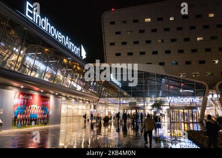 Vue nocturne du terminal, du hall principal et de l'hôtel de l'aéroport d'Eindhoven EHEH / EIN aux pays-Bas. Eindhoven est le deuxième plus grand aéroport des pays-Bas et est un centre pour Transavia, Wizz Air et Ryanair. L'aéroport est public et militaire. (Photo de Nicolas Economou/NurPhoto) Banque D'Images