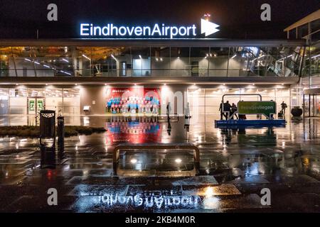 Vue nocturne du terminal, du hall principal et de l'hôtel de l'aéroport d'Eindhoven EHEH / EIN aux pays-Bas. Eindhoven est le deuxième plus grand aéroport des pays-Bas et est un centre pour Transavia, Wizz Air et Ryanair. L'aéroport est public et militaire. (Photo de Nicolas Economou/NurPhoto) Banque D'Images