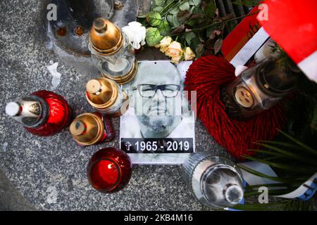 Fleurs et bougies commémorant Pawel Adamowicz sur la place principale de Cracovie, en Pologne, sur 17 janvier 2019. Pawel Adamowicz, maire de Gdansk, a été poignardé sur scène le 13th janvier lors d'un événement caritatif national et est mort de blessures dans un hôpital le lendemain. (Photo de Beata Zawrzel/NurPhoto) Banque D'Images