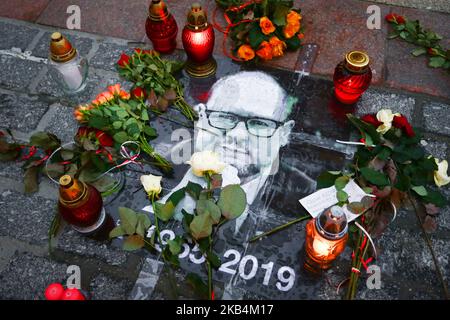 Fleurs et bougies commémorant Pawel Adamowicz sur la place principale de Cracovie, en Pologne, sur 18 janvier 2019. Pawel Adamowicz, maire de Gdansk, a été poignardé sur scène le 13th janvier lors d'un événement caritatif national et est mort de blessures dans un hôpital le lendemain. (Photo de Beata Zawrzel/NurPhoto) Banque D'Images