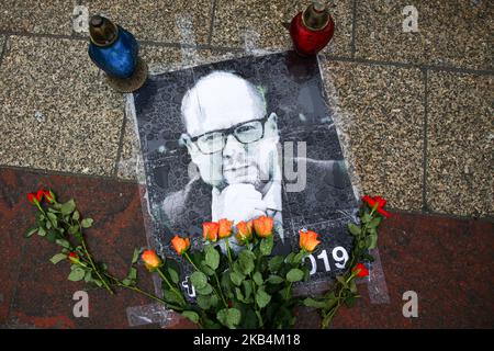 Fleurs et bougies commémorant Pawel Adamowicz sur la place principale de Cracovie, en Pologne, sur 18 janvier 2019. Pawel Adamowicz, maire de Gdansk, a été poignardé sur scène le 13th janvier lors d'un événement caritatif national et est mort de blessures dans un hôpital le lendemain. (Photo de Beata Zawrzel/NurPhoto) Banque D'Images