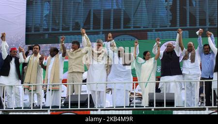 Le ministre en chef du Bengale occidental et le chef du Congrès Trinamool (TMC) Mamata Banerjee ainsi que les autres leaders de l'opposition tiennent la main lors d'une réunion de masse à Kolkata (Inde) le samedi 19th janvier 2019. Plus de 20 dirigeants nationaux assistent au rassemblement « United India » dirigé par TMC au Brigade Parade Ground à Kolkata. Le méga rassemblement organisé par la TMC est considéré comme un premier pas vers la formation d'une coalition contre le Bharatiya Janata Party (BJP) avant les sondages Lok Sabha de 2019. (Photo de Sonali Pal Chaudhury/NurPhoto) Banque D'Images