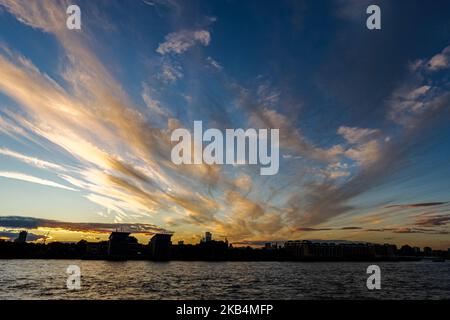 Coucher de soleil sur une silhouette de bâtiments de la ville Banque D'Images