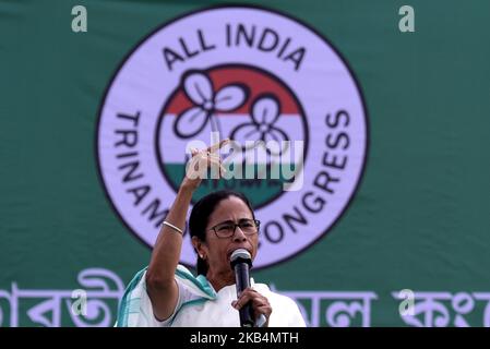 Toute l'Inde Trinamool Congrès le chef du parti politique et le ministre en chef de l'état du Bengale occidental Mamata Banerjee parle pendant le méga rassemblement, Convoquée par le chef du parti politique de l'AITMC et le chef du ministre du Bengale occidental, Mamata Banerjee, pour avoir présenté une position unie contre le BJP au pouvoir du centre lors des prochaines élections générales, est considéré comme le plus grand du site, tant en termes de foule potentielle que de rassemblement important de partis et de dirigeants de tout le pays. Sur 19 janvier 2019 à Kolkata, Inde. (Photo de Debajyoti Chakraborty/NurPhoto) Banque D'Images