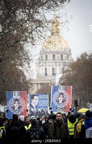 Groupe de personnes debout devant un panneau lors d'une manifestation antigouvernementale appelée par le mouvement Yellow Vest sur 19 janvier 2019. - Les manifestants 'Yellow Vests' descendent dans les rues de 19 janvier pour 10th samedi consécutifs. (Photo par Elyxandro Cegarra/NurPhoto) Banque D'Images