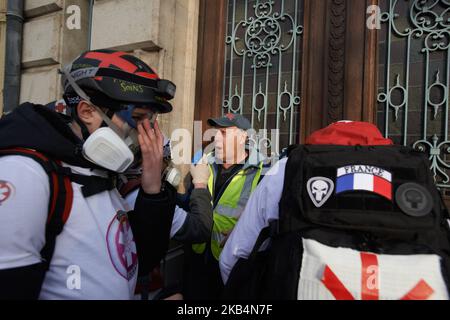 Les médecins s'occupent d'un vieil homme qui souffre de gaz lacrymogène. Pour l'Acte X (Acte 10) du mouvement des Vêtes jaunes, plus de 12000 personnes sont descendues dans les rues de Toulouse. La manifestation a commencé et s'est tenue pacifiquement pendant deux heures avant que la police anti-émeute et la gendarmerie Mobile (armée) aient coupé la manifestation en deux alors qu'ils lançaient des vols de canisters à gaz lacrymogènes dans la foule. Des escarmouches ont eu lieu pendant plusieurs heures. Un canon à eau de la police et trois véhicules blindés ont été utilisés contre les manifestants. Le mouvement des jaquettes jaunes a commencé sur 17 novembre par une protestation contre la hausse des taxes sur la production pétrolière Banque D'Images