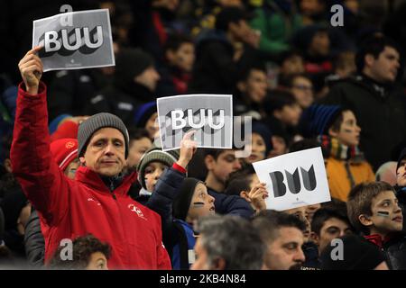 Les fans du FC Internazionale montrent BUU (Frères universellement Unis) signes de la campagne contre le racisme avant la série Un match entre le FC Internazionale et US Sassuolo au Stadio Giuseppe Meazza sur 19 janvier 2019 à Milan, Italie. (Photo de Giuseppe Cottini/NurPhoto) Banque D'Images