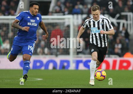 Matt Ritchie, de Newcastle United, se dispute le ballon avec Nathaniel Mendez-Laing, de Cardiff City, lors du match de la Premier League entre Newcastle United et Cardiff City à St. James's Park, Newcastle, le samedi 19th janvier 2019. (Photo de Mark Fletcher/NurPhoto) Banque D'Images