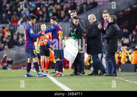 Carles Alena (21) du FC Barcelone changé par Lionel Messi (10) du FC Barcelone pendant le match FC Barcelone contre CD Leganes, pour la ronde 20 de la Liga Santander, joué au Camp Nou sur 20 janvier 2019 à Barcelone, Espagne. (Photo de Mikel Trigueros/Urbanandsport/NurPhoto) Banque D'Images