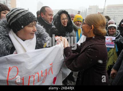 Yulia Timoshenko, politicienne ukrainienne et chef du parti 'Batkivshchyna', salue ses partisans alors qu'elle marche pour soumettre des documents pour inscription aux élections présidentielles futures en dehors de la Commission électorale centrale de l'Ukraine à Kiev, Ukraine sur 23 janvier 2019. La convention du parti 'Batkivshchyna' sur l'22 janvier, a présenté son chef et ancien Premier ministre ukrainien Ioulia Timochenko comme candidat aux futures élections présidentielles du 2019 mars. (Photo par STR/NurPhoto) Banque D'Images